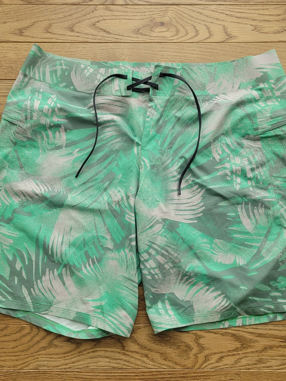 Lululemon Men's Green Tropical Swim Shorts Size 36